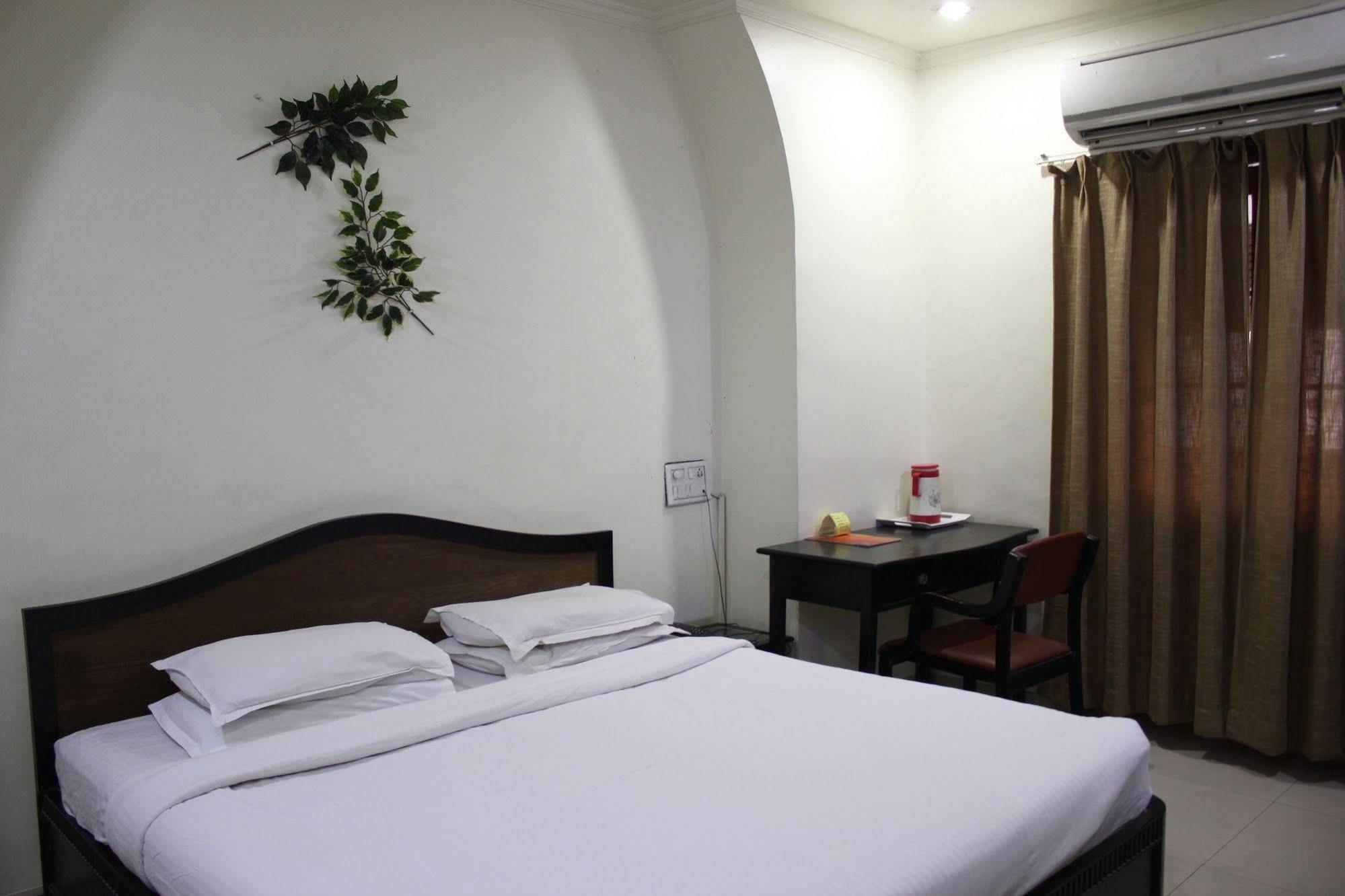 Hotel Ritz Pune Exteriör bild